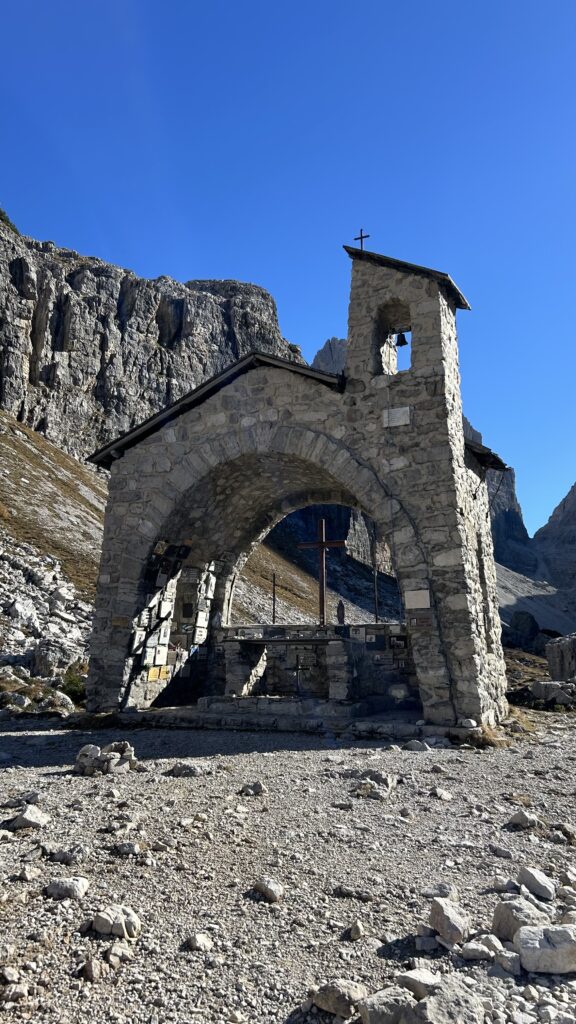 Cappella ai Brentei nelle Dolomiti di Brenta